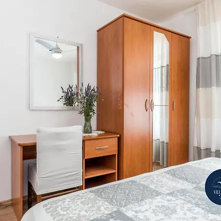 Apartmán Ivan With Terrace And Sea View A3 *