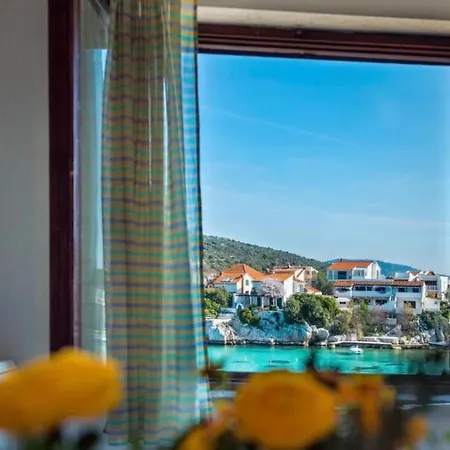 Apartmán Ivan With Terrace And Sea View A3 *